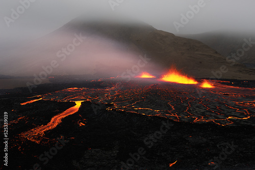 Eruzione del vulcano Fagradalsfjall in Islanda photo