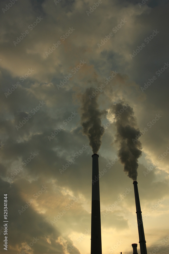 SDGs 地球環境！エントツの煙と色ずく空と雲　環境問題と工場の汚染物質
