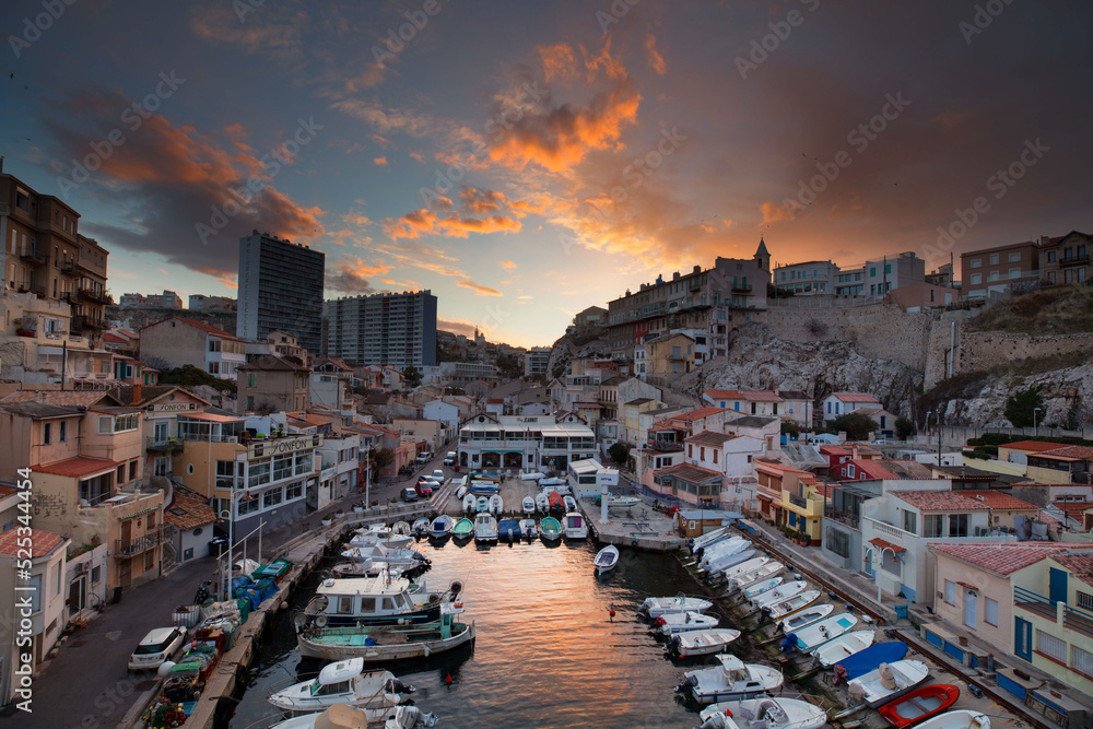 Vallon des Auffes , Marseille , France - Lever de soleil sur le Port 2