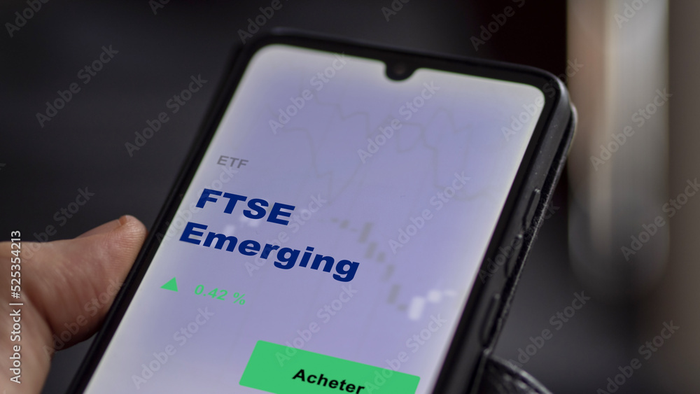 Investir dans un fonds etf ftse emerging FTSE bric brics BRIC BRICS sur un écran. Graphique, courbes, chandelles d'ETF. Investir dans un fonds etf ftse emerging FTSE bric brics BRIC BRICS sur un écran. Graphique, courbes, chandelles d'ETF.
