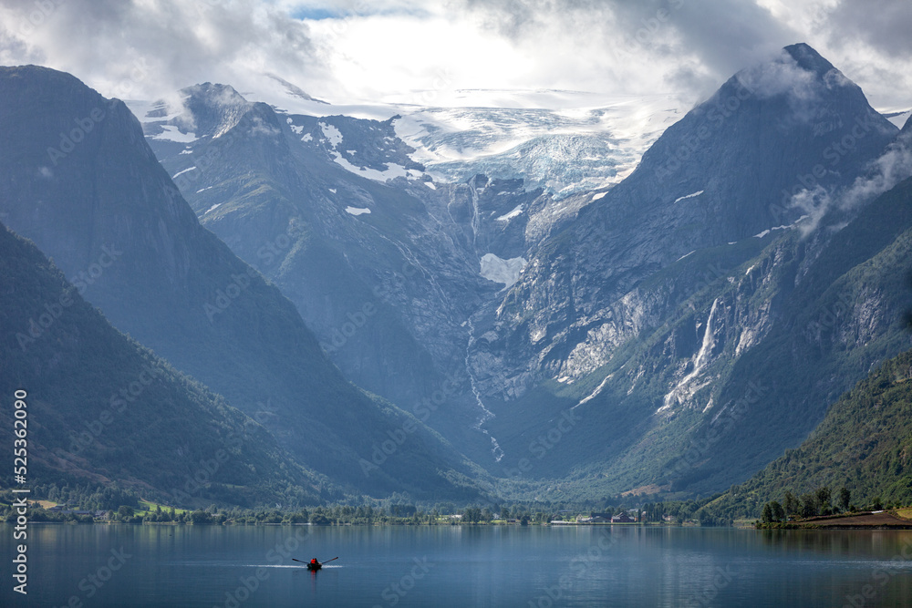 -  Blick auf den größten europäischen Festlandgletscher, den Jostedalsbreen - davor der See Oldevatbet mit Ruderboot