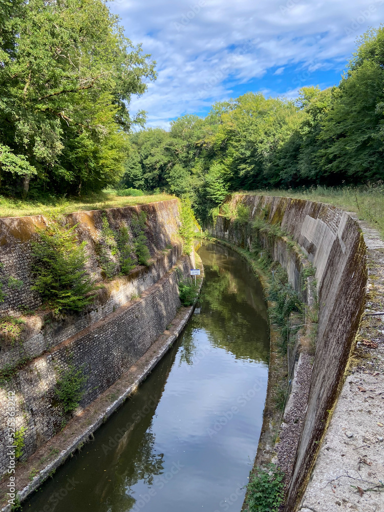 Fototapeta premium Canal du nivernais à la Collancelle, Bourgogne