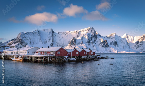 Photo Incredible winter landscape with Snowcovered mountains, fjord and rorbue