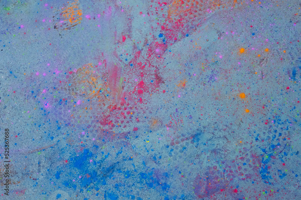 Textura de polvos holi en suelo con marcas de pisadas