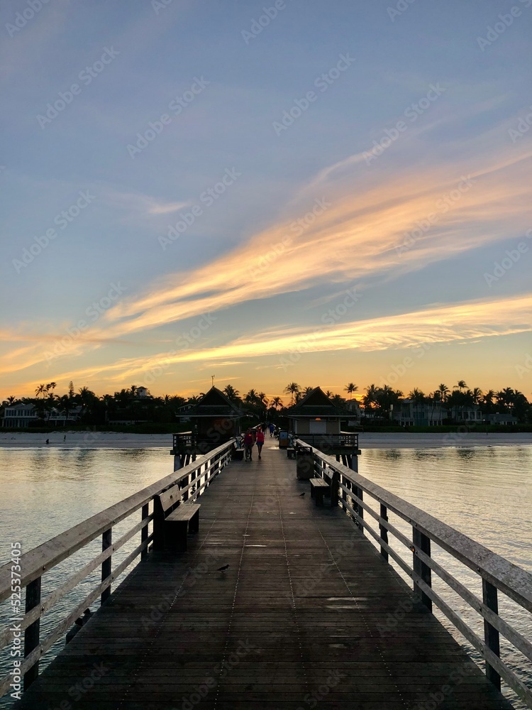 Naklejka premium sunset on the pier