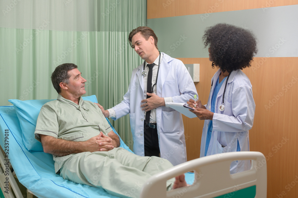Obraz premium Caucasian doctor is examining and consulting to senior patient in hospital.