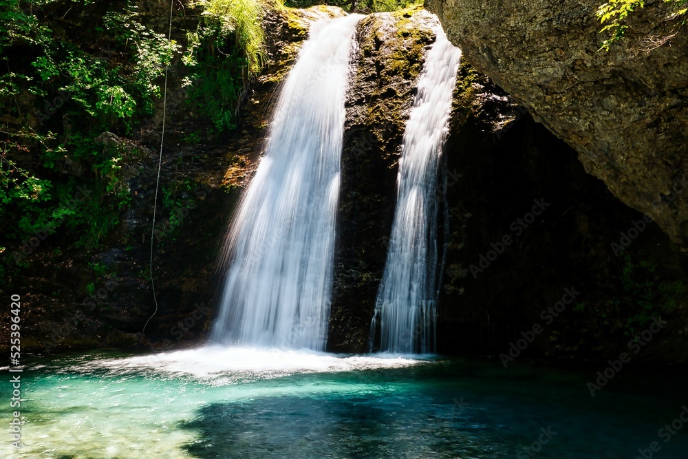 Wasserfall mit blauem Wasser auf dem Berg Olymp in Griechenland 