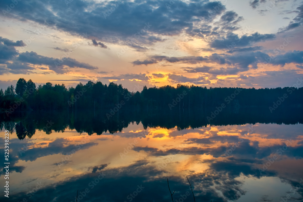 Obraz premium autumn landscape sunset on the river bank. Wonderful nature, beautiful natural background.