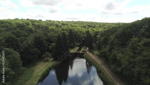 Ecluse sur le canal du nivernais, vue aérienne en Bourgogne photo