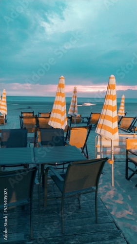 Terrasse d'un bar de de plage au coucher du soleil