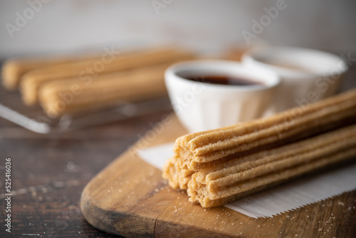 Fotografiet churros with chocolate sauce and cinnamon powder