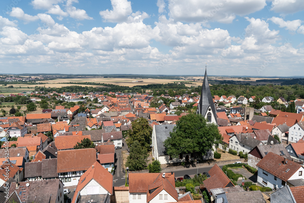 Blick nach Nord von der Burgruine Münzenberg auf das Dorf