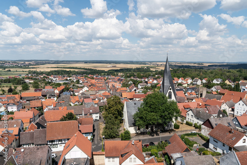 Blick nach Nord von der Burgruine Münzenberg auf das Dorf