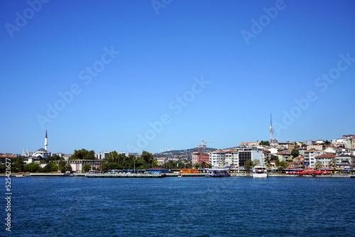 Canvas Print Das Ufer des Bosporus mit Moschee im Sommer vor blauem Himmel im Sonnenschein im