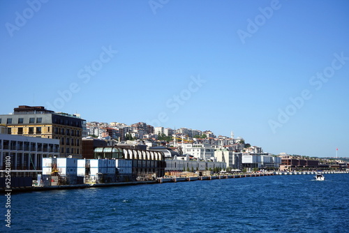 Moderne Architektur im Sommer vor blauem Himmel im Sonnenschein am Ufer des Bosporus im Stadtteil Karaköy in Istanbul in der Türkei photo