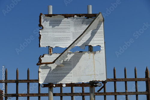 Fotografija Cartellone distrutto dall'umidità del mare