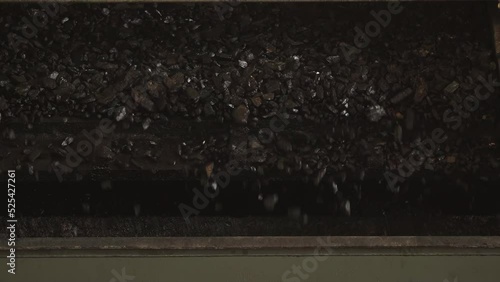 Metal ore vibrating conveyor, heavy duty steel plates with coal