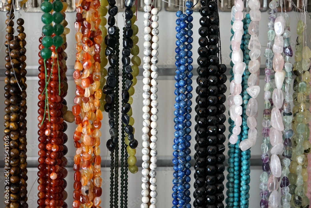 Schöne Halsketten mit Perlen als Souvenir und Andenken in einem Geschäft in den  Gassen der Altstadt von Safranbolu in der Provinz Karabük in der Türkei - obrazy, fototapety, plakaty 