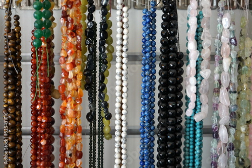 Schöne Halsketten mit Perlen als Souvenir und Andenken in einem Geschäft in den Gassen der Altstadt von Safranbolu in der Provinz Karabük in der Türkei