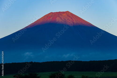 朝霧高原から　夕日に映える赤富士の絶景　静岡県富士宮市　日本