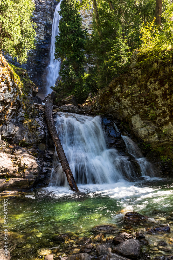 Obraz premium majestic Rainbow waterfall in Stehekin in Lake Chelan National Recreation Area in North Cascade national Park in washington during summer