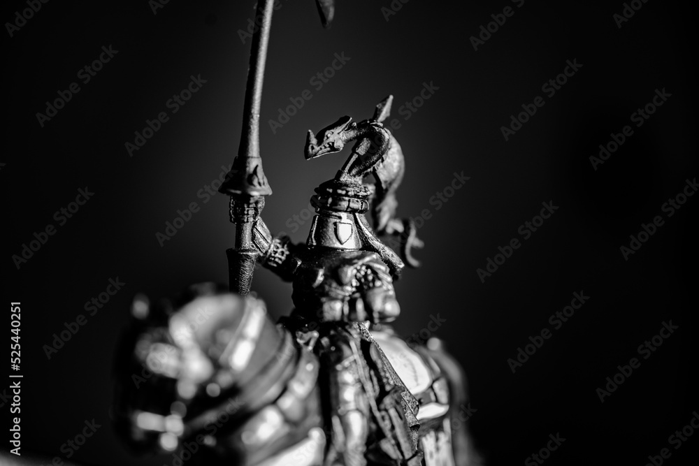 Obraz premium Epic midevil knight marching for battle insolated background for RPG rol playing games and dungeons or halloween fair on horse with spear and banner