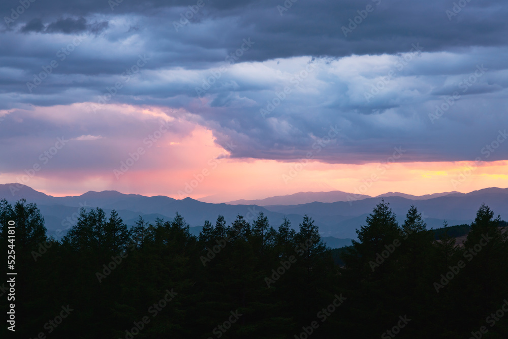 日没前の夕空 秋の空 光の光芒 霧ケ峰高原 日没前の夕空 秋の空 光の光芒 霧ケ峰高原