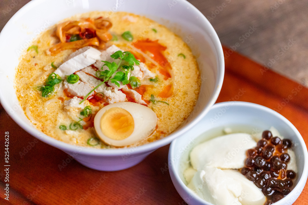 豆漿鶏湯麺（トウジャンジータンメン）セット