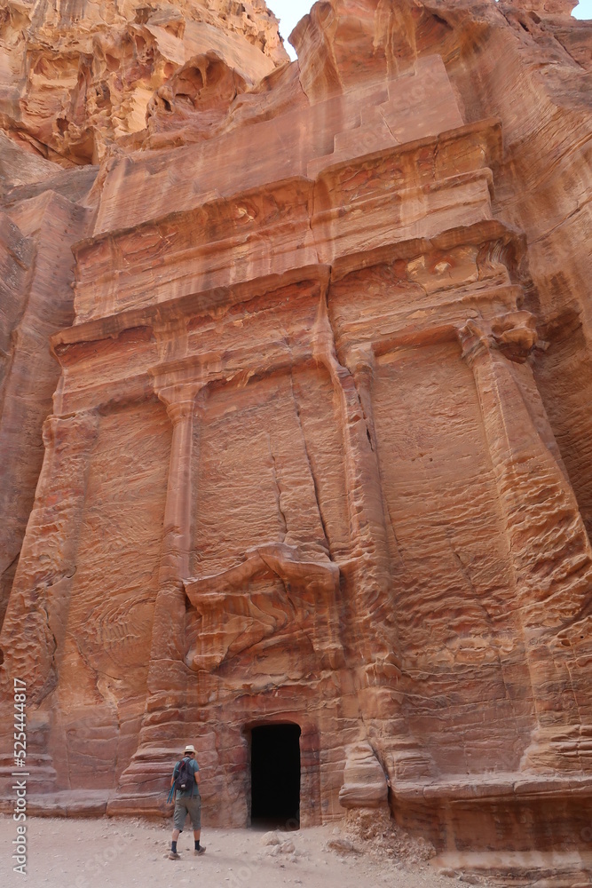 Fachada de puerta antigua en Petra, Jordania con hombre entrando