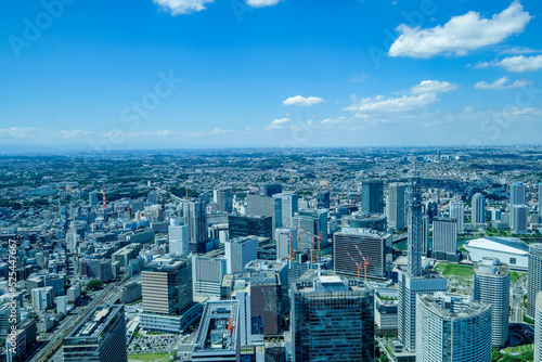 神奈川県横浜市みなとみらいランドマークタワーの展望台からの都市風景