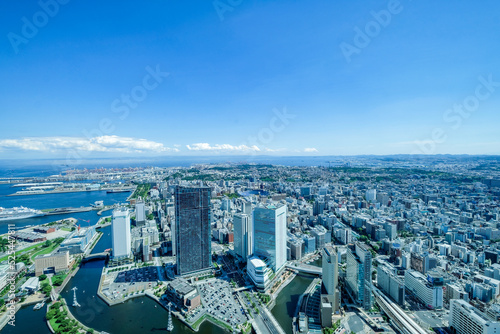 神奈川県横浜市みなとみらいランドマークタワーの展望台からの都市風景 © Kazu8
