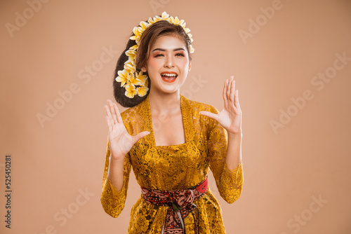 Fotografía beautiful balinese woman with shouting gesture over isolated background