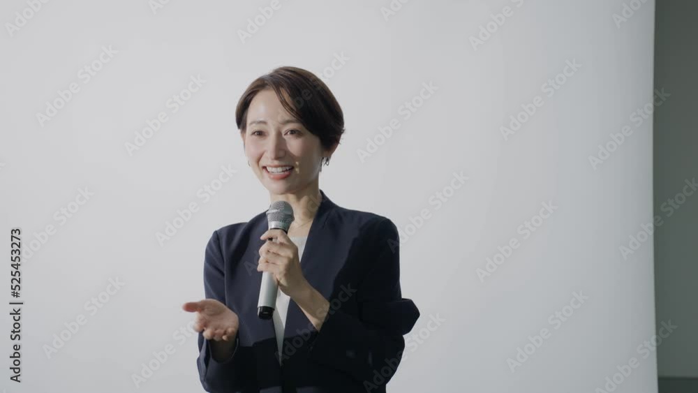 セミナーで話すビジネスマン セミナーで話すビジネスマン