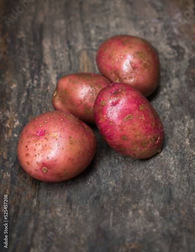 Papier peint red pontiac potatoes, red-skinned, sweet and white fleshed vegetable on a wooden