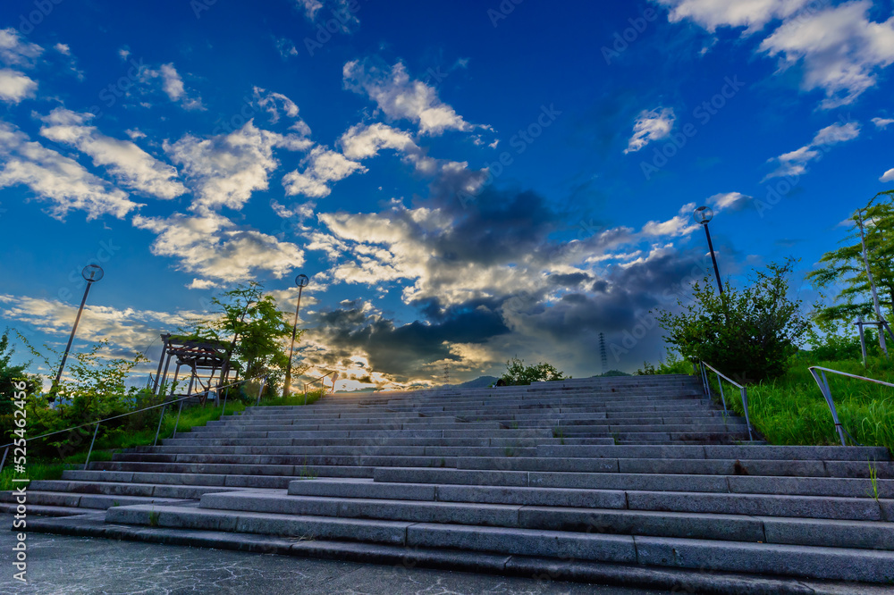 Fototapeta premium 展望台の夕景、7月22日、山手台北公園、宝塚市、日本
