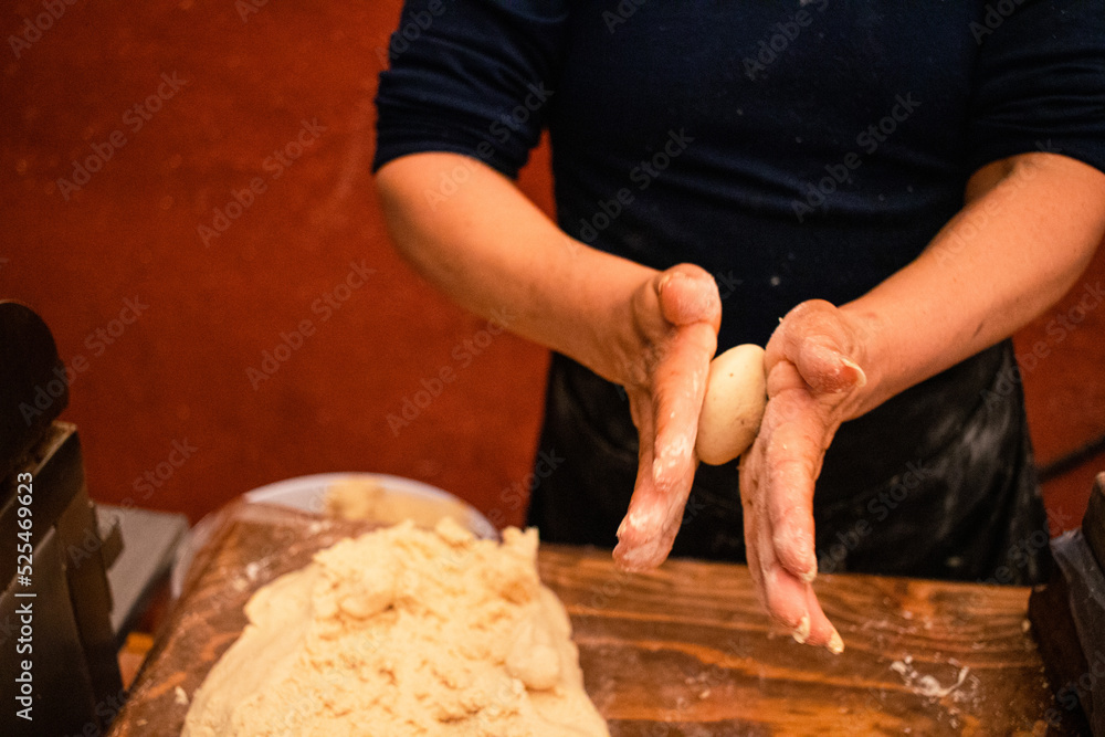 Mujer amasando masa para tortillas hechas a mano 
