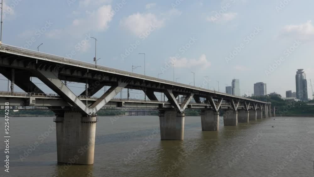 Cheongdam Bridge over river Han and Seoul metro train line 7 going to Gangnam district, South Korea Cheongdam Bridge over river Han and Seoul metro train line 7 going to Gangnam district, South Korea