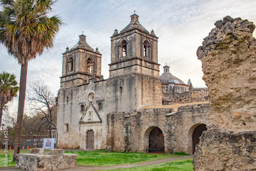 Foto Old historic Spanish Mission Concepcion in San Antonio Texas during sunrise