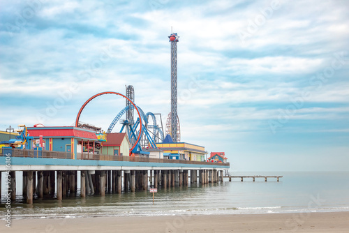 Cuadro en lienzo Beach theme park at the Galveston Island Texas pier on a blue cloudy day