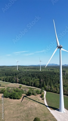 Parc éolien de Chamole dans le jura, france. éoliennes au milieu de la forêt. photo