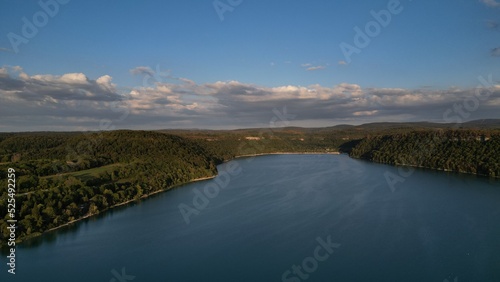 Image de paysage dans le JURA en France, lac de chalain très prisé des touristes 