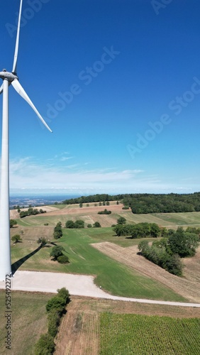 Parc éolien de Chamole dans le jura, france. éoliennes au milieu de la forêt. photo