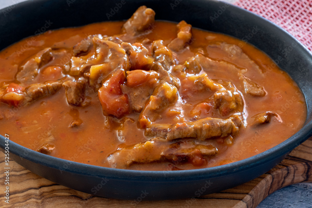 goulash de boeuf en gros plan dans un plat goulash de boeuf en gros plan dans un plat