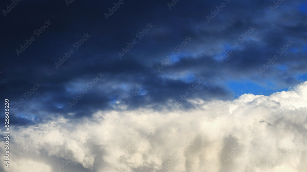 Obraz premium White and dark clouds