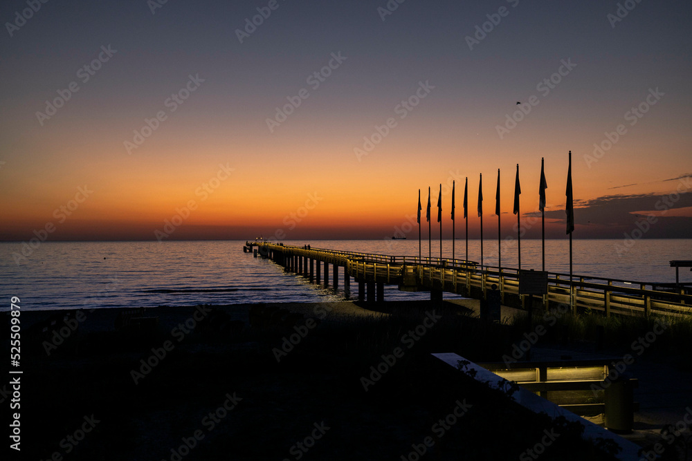 Seebrücke in Binz auf Rügen an der Ostsee kurz vor dem Sonnenaufgang