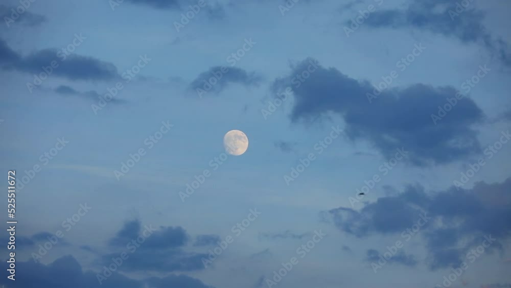 wschód pełnia księżyca na tle niebieskiego nieba i ciemniejszych chmur, full moon wschód pełnia księżyca na tle niebieskiego nieba i ciemniejszych chmur, full moon