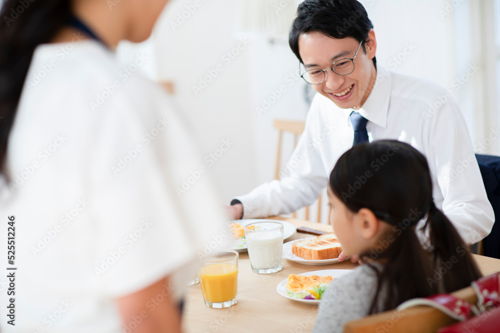 朝食を食べる家族 朝食を食べる家族