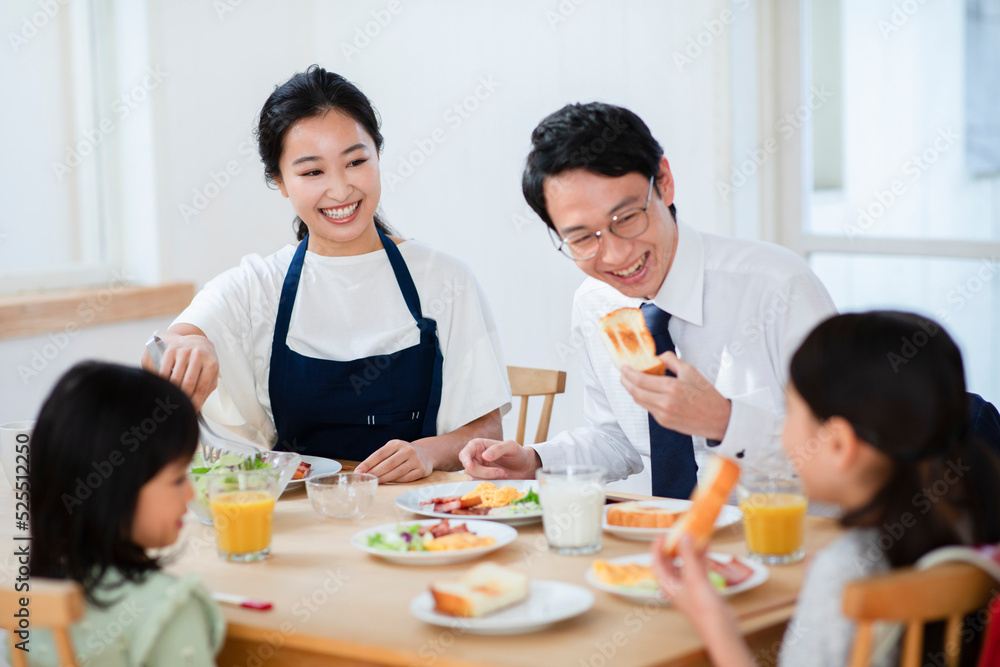 朝食を食べる家族 朝食を食べる家族