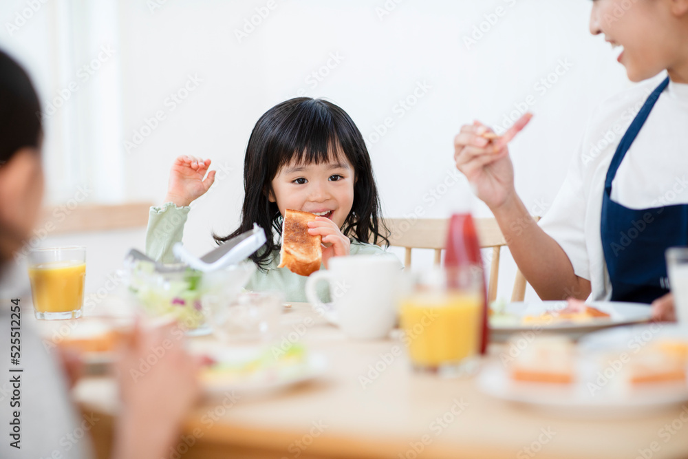 朝食を食べる家族 朝食を食べる家族