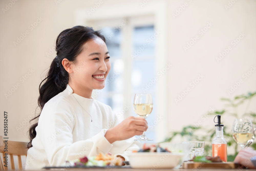 昼食をする夫婦 昼食をする夫婦